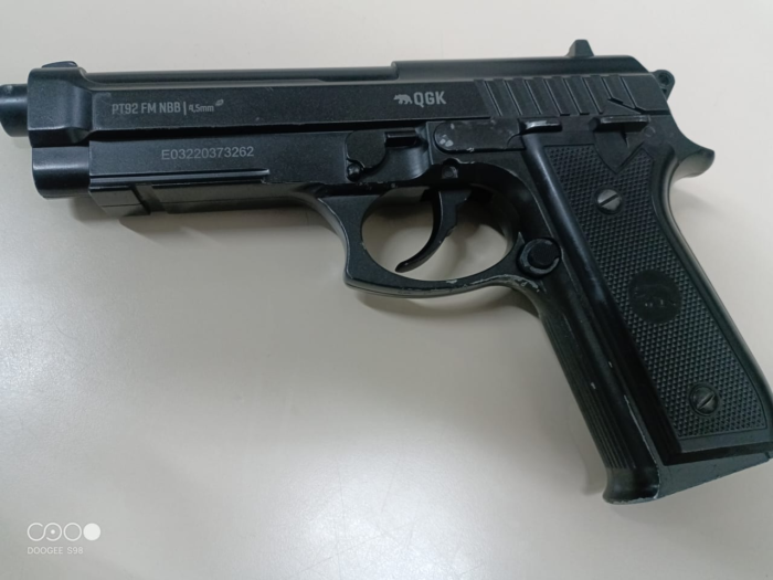 HOMEM AMEAÇA EX-COMPANHEIRA COM SIMULACRO DE ARMA EM FACULDADE