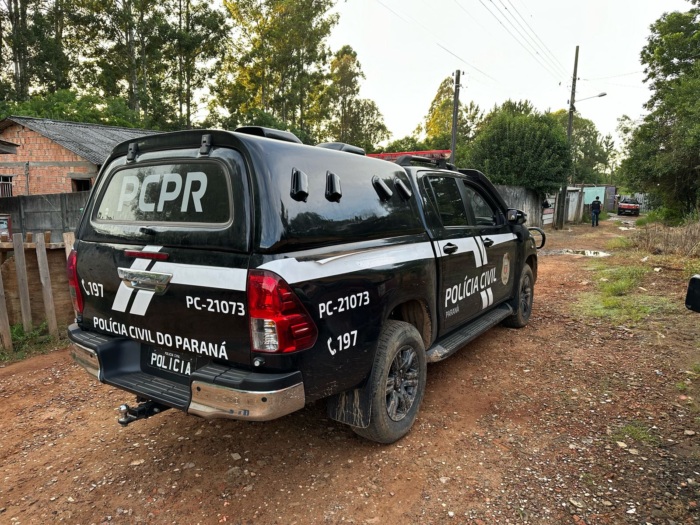 POLÍCIA PRENDE DOIS SUSPEITOS DE HOMICÍDIO; TERCEIRO SUSPEITO ENCONTRA-SE FORAGIDO