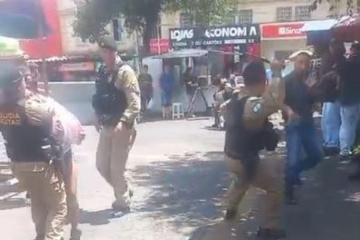 ABORDAGEM POLICIAL GERA TUMULTO NO CENTRO DE PONTA GROSSA; POLICIAL FERIDO E DOIS PRESOS