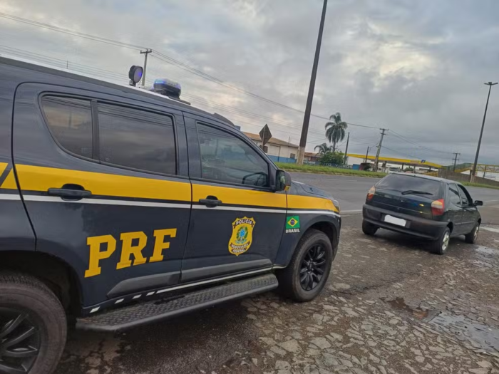 PAI É MULTADO EM MAIS DE R$ 1 MIL APÓS TRANSPORTAR FILHO DE 7 ANOS NO PORTA-MALAS