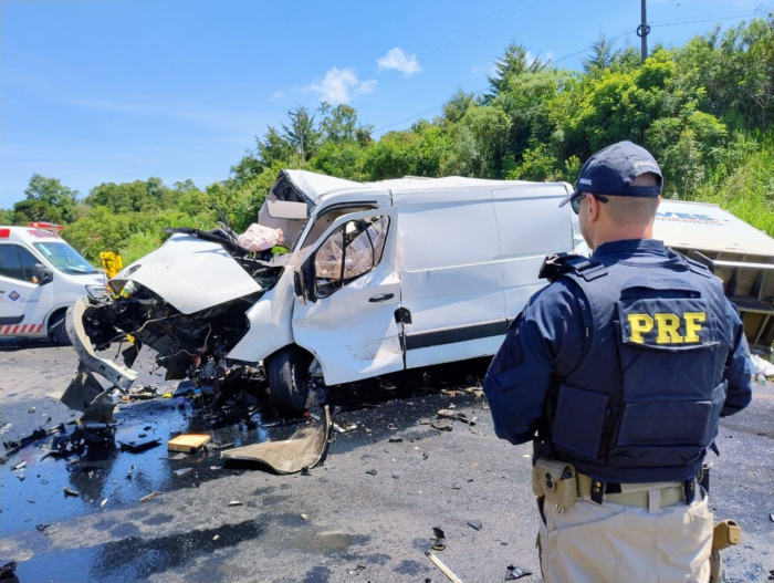 DUAS MORTES EM ACIDENTE ENTRE VAN E CAMINHÃO NA BR-277