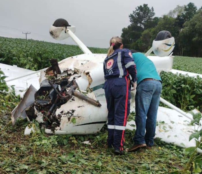 AVIÃO FAZ POUSO FORÇADO EM ÁREA RURAL DE RESERVA E DEIXA DOIS FERIDOS