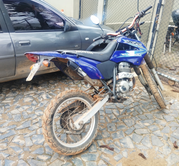 POLÍCIA MILITAR RECUPERA MOTOCICLETA FURTADA E PRENDE FORAGIDO POR HOMICÍDIO