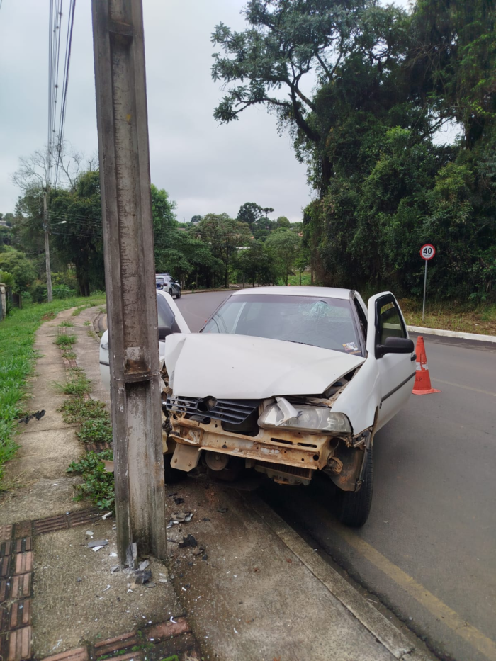 CARRO COLIDE COM POSTE APÓS MOTORISTA PASSAR MAL
