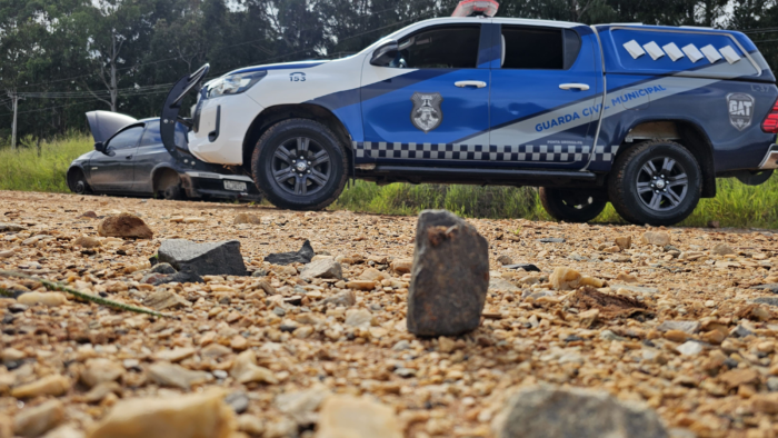 CARRO ROUBADO É ENCONTRADO ABANDONADO EM PROPRIEDADE DA EMBRAPA