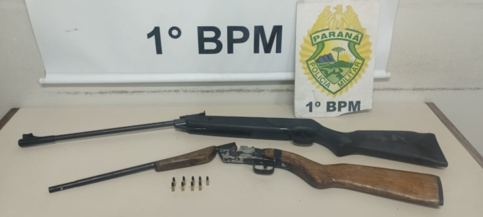 POLÍCIA ENCONTRA ARMAS EM CASA DE AGRESSOR E O PRENDE EM FLAGRANTE