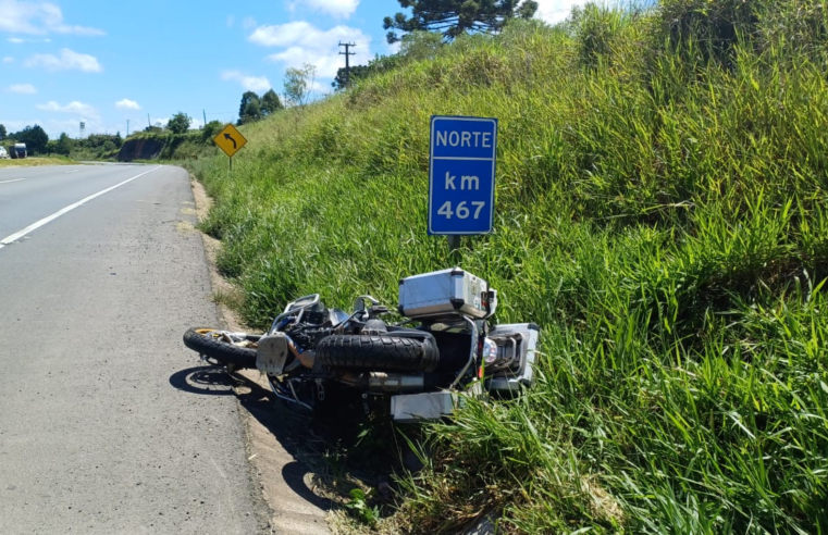 MOTOCICLISTA DE 66 ANOS MORRE APÓS COLISÃO COM DEFENSA METÁLICA NA BR-376