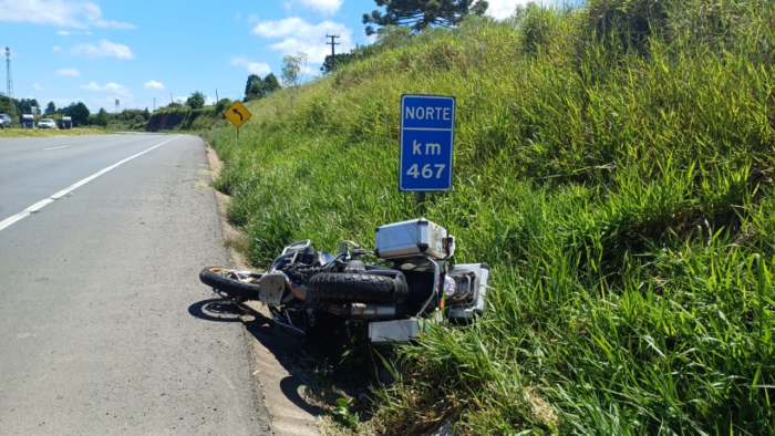 MOTOCICLISTA DE 66 ANOS MORRE APÓS COLISÃO COM DEFENSA METÁLICA NA BR-376