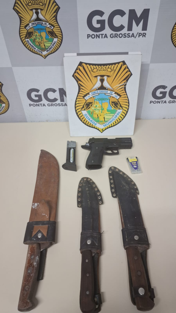 HOMENS SÃO PRESOS POR AMEAÇA COM SIMULACRO DE ARMA E FACAS NA BOA VISTA