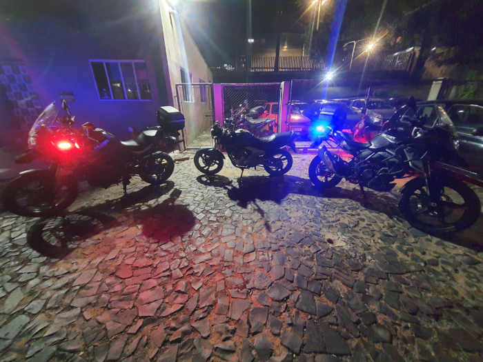 MOTOCICLETA SUSPEITA É APREENDIDA E CONDUTOR É PRESO POR IRREGULARIDADES NO BAIRRO BOA VISTA