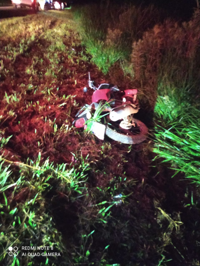 COLISÃO TRASEIRA NA PR-151 DEIXA MOTOCICLISTA E PASSAGEIRA FERIDOS; MOTORISTA DE CAMINHÃO SUSPEITO DE EMBRIAGUEZ