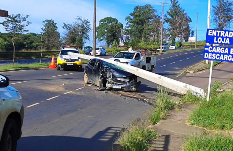 CARRO ARRANCA POSTE E CAUSA TRANSTORNO NO TRÂNSITO NA AVENIDA VISCONDE DE TAUNAY