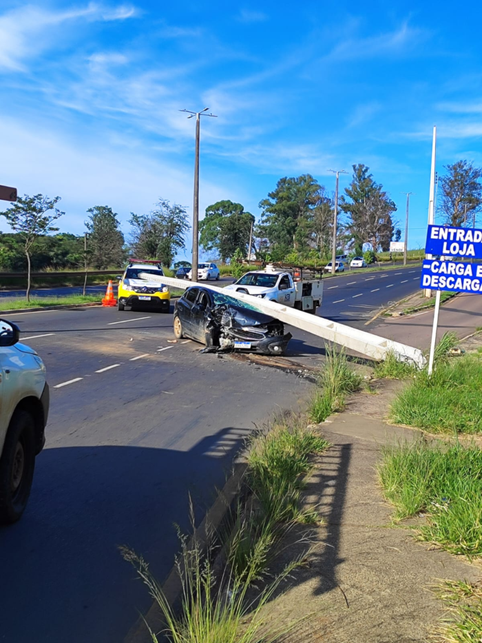 CARRO ARRANCA POSTE E CAUSA TRANSTORNO NO TRÂNSITO NA AVENIDA VISCONDE DE TAUNAY