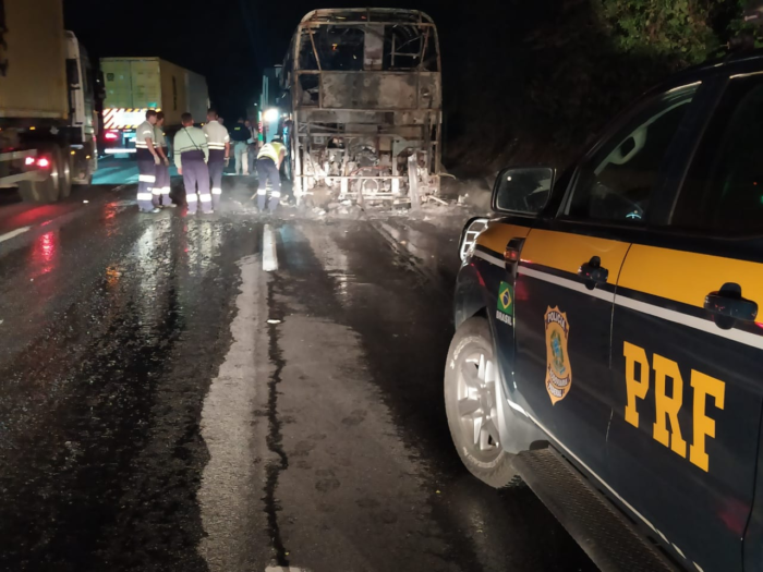 ÔNIBUS DA GRACIOSA FICA COMPLETAMENTE DESTRUÍDO EM INCÊNDIO NA BR 277