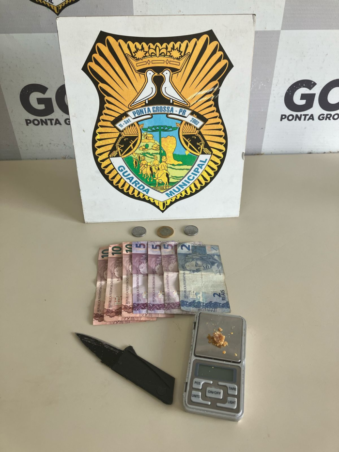 HOMEM É PRESO COM DROGAS E CANIVETE