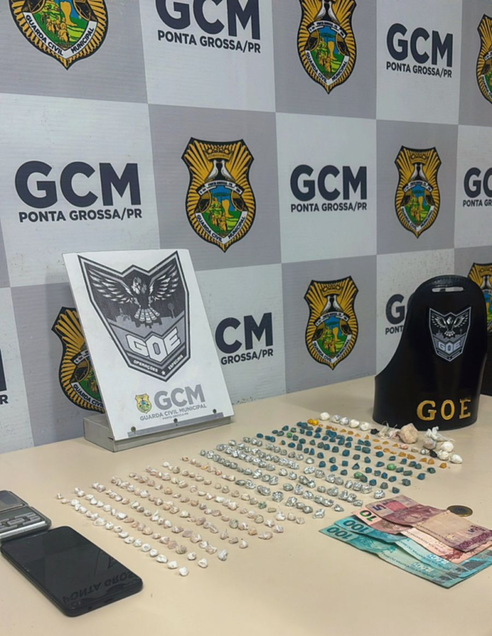 FLAGRADO COM CRACK, COCAÍNA E BALANÇA DE PRECISÃO: JOVEM DE 19 ANOS É PRESO POR TRÁFICO DE DROGAS