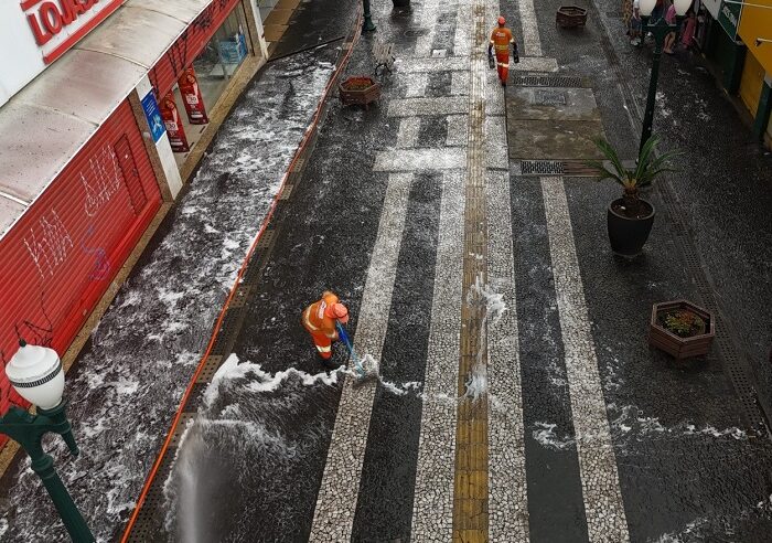 PREFEITURA REALIZOU MUTIRÃO DA LIMPEZA NO CALÇADÃO DA ‘CORONEL CLÁUDIO’