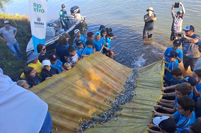 CRIANÇAS PARTICIPAM DA SOLTURA DE 50 MIL PEIXES NO RIO IGUAÇU