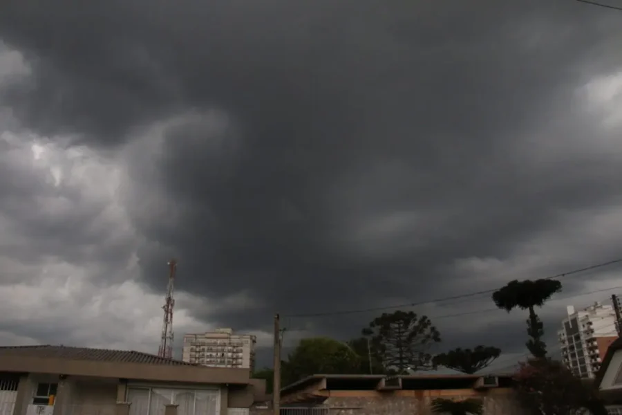 MUDANÇAS NO TEMPO: SEMANA COMEÇA QUENTE, MAS TERMINA MAIS FRIA