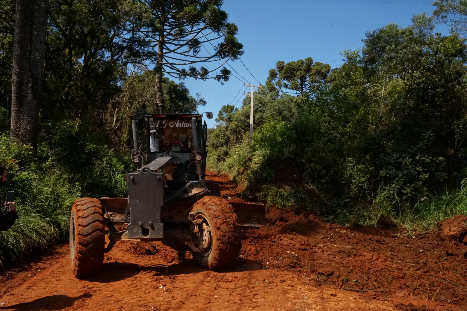PREFEITURA RECUPERA AS ESTRADAS RURAIS ATRAVÉS DO PROGRAMA ‘CAMINHOS DO AGRO’