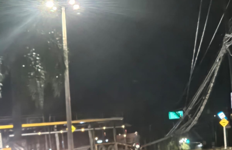 CAMINHÃO-CEGONHA DERRUBA POSTES E DEIXA REGIÃO SEM LUZ