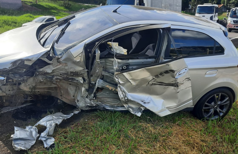 ACIDENTE DEIXA CARRO COM GRANDES DANOS NA PR-151