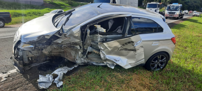 ACIDENTE DEIXA CARRO COM GRANDES DANOS NA PR-151