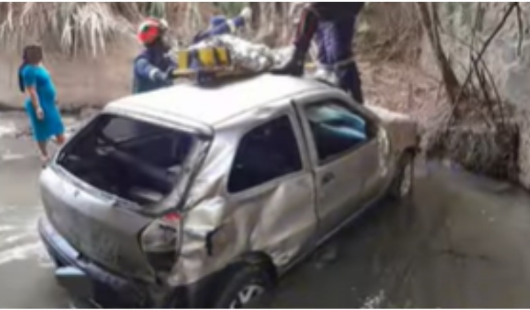 CARRO CAI EM RIO DEIXANDO DUAS PESSOAS FERIDAS