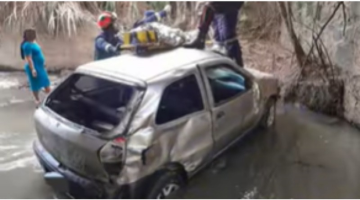 CARRO CAI EM RIO DEIXANDO DUAS PESSOAS FERIDAS