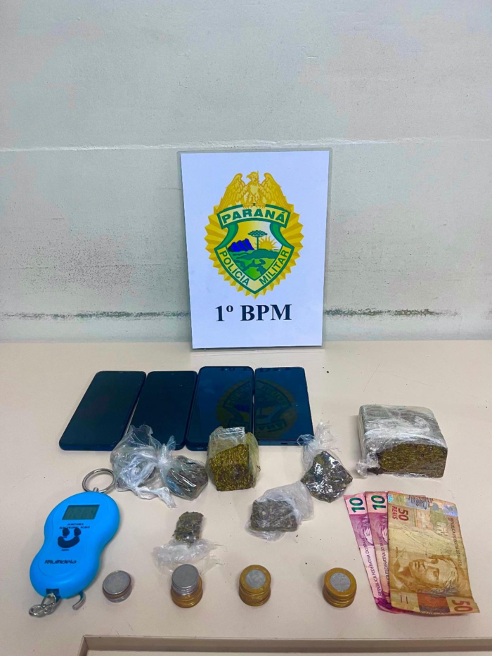 MULHER É FLAGRADA COM DROGAS, DINHEIRO E APARELHOS CELULARES NO BAIRRO UVARANAS