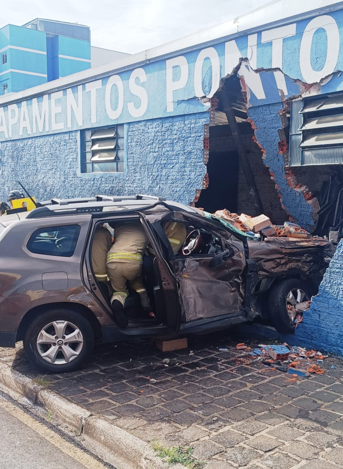 ACIDENTE NO CENTRO DEIXOU MOTORISTA FERIDO; FALTOU LUZ E INTERNET