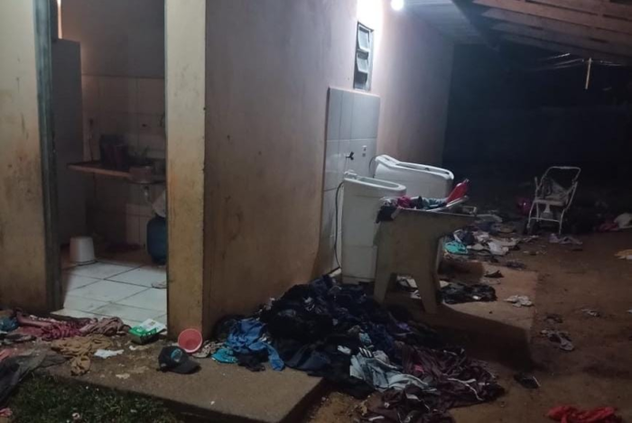 PAIS SÃO PRESOS POR ABANDONO DE OITO CRIANÇAS EM CONDIÇÕES DE EXTREMA VULNERABILIDADE NO BAIRRO NEVES