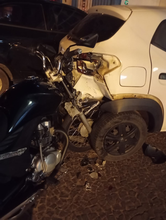 COLISÃO ENTRE MOTO E CARRO DEIXA MOTOCICLISTA FERIDO