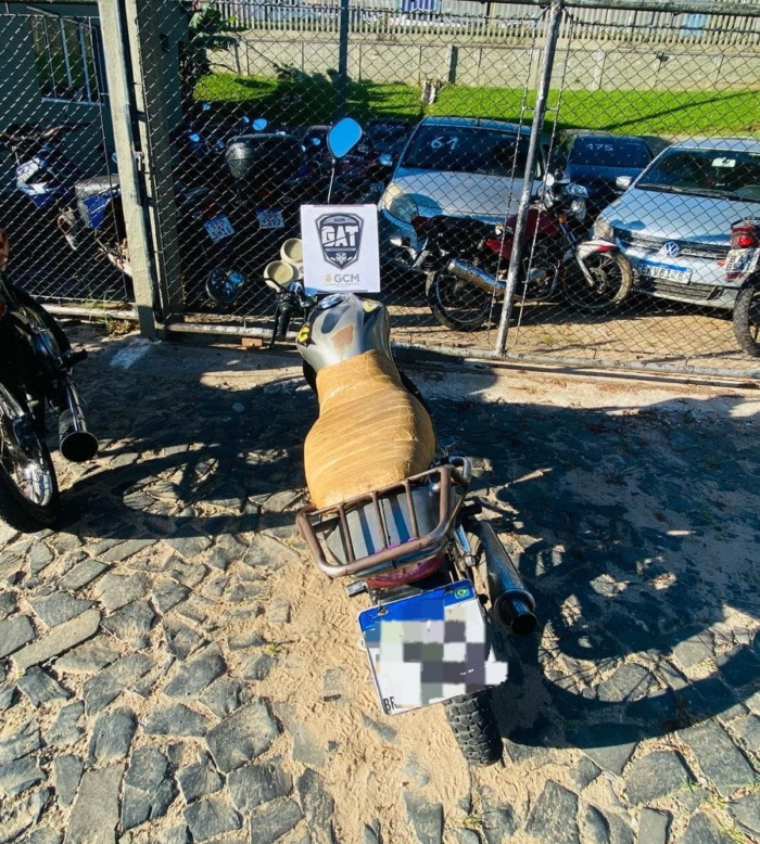 MOTOCICLETA COM PLACA ADULTERADA É APREENDIDA E CONDUTOR É PRESO
