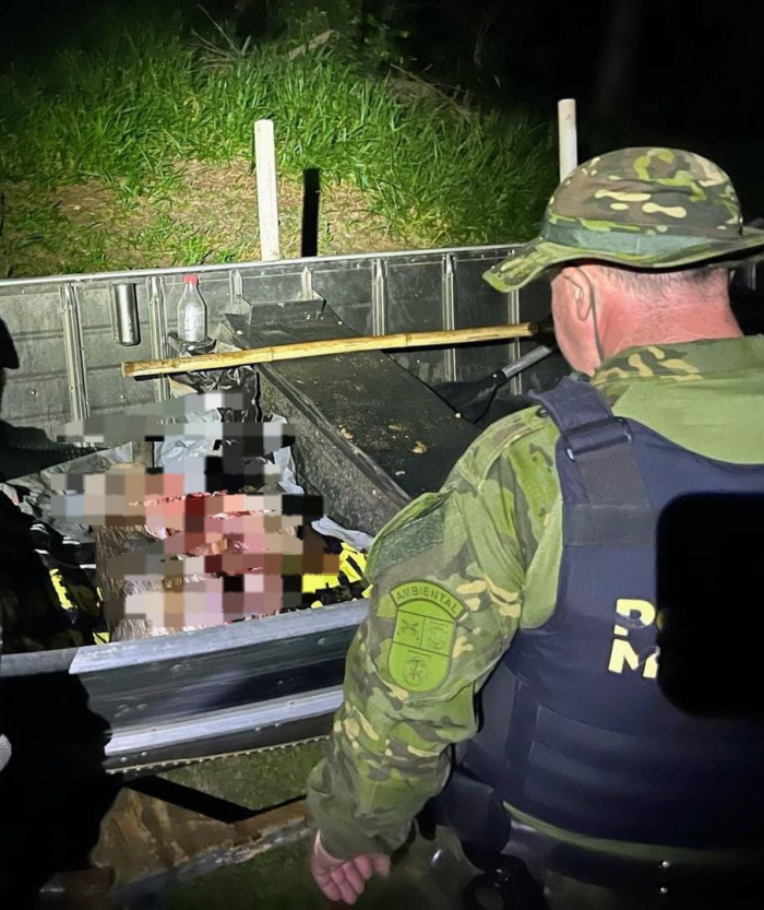 POLICIAIS ENCONTRAM CAPIVARA ABATIDA DENTRO DE EMBARCAÇÃO