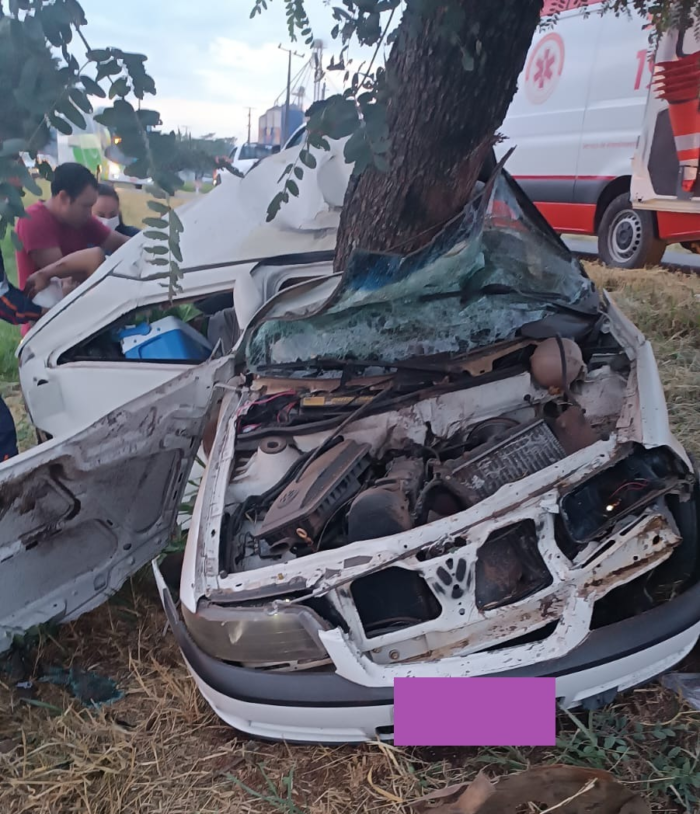 CONDUTOR MORRE APÓS PERDER CONTROLE DE VEÍCULO E COLIDIR COM ÁRVORE NA BR-153