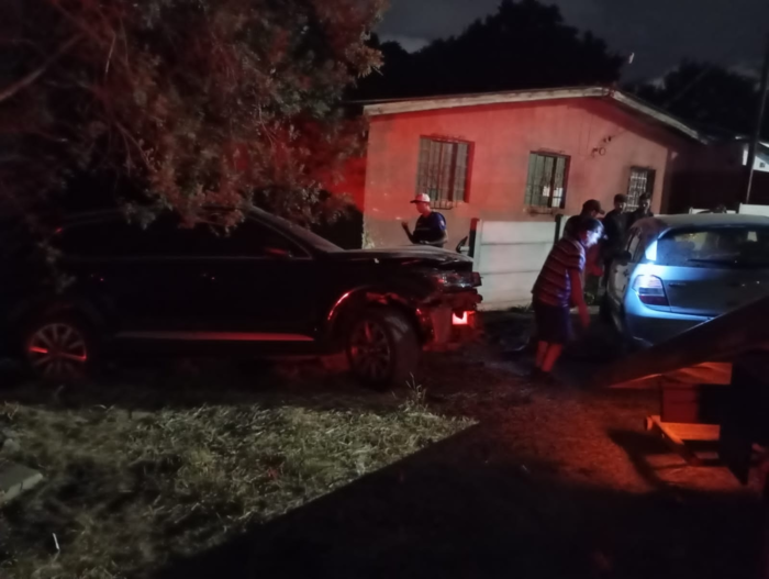 AUDI PERDE CONTROLE, COLIDE COM VEÍCULO ESTACIONADO E MURO NO LAGO OLARIAS