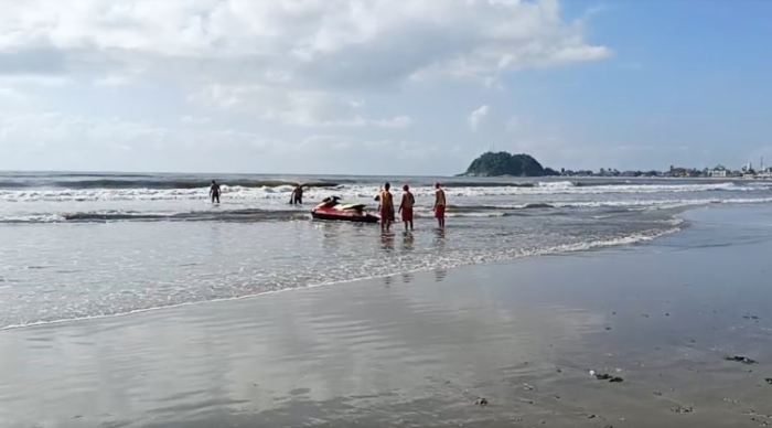 BOMBEIROS PROCURAM ADOLESCENTE DE IRATI QUE SE AFOGOU NA PRAIA DE GUARATUBA