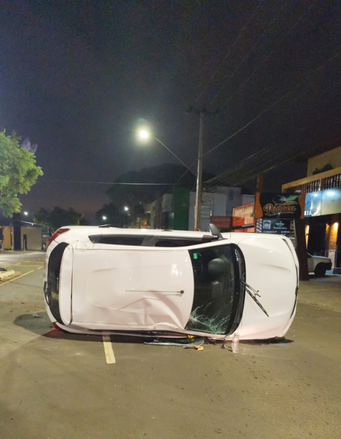 CHOQUE SEGUIDO DE TOMBAMENTO DEIXA JOVEM FERIDO