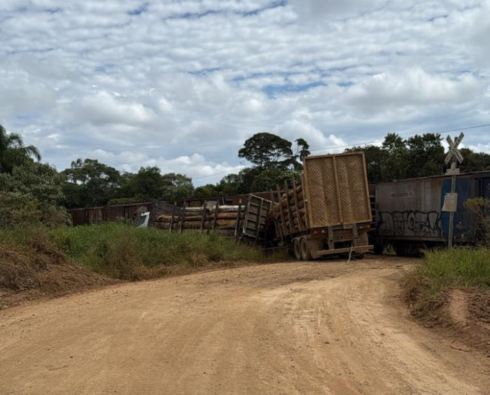 ACIDENTE ENTRE TREM E CAMINHÃO DEIXA PESSOA FERIDA