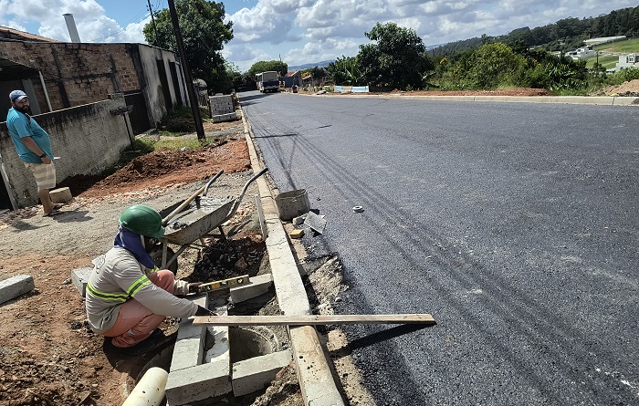RUAS DO PARQUE NOSSA SENHORA DAS GRAÇAS RECEBEM NOVA PAVIMENTAÇÃO