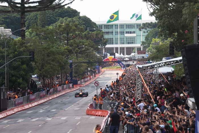 70 MIL PESSOAS VIBRARAM COM O ESPETÁCULO DA RED BULL SHOWRUN