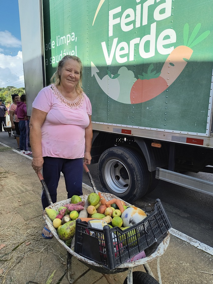 FEIRA VERDE COLABORA NO COMBATE À DENGUE TROCANDO RECICLÁVEIS POR ALIMENTOS