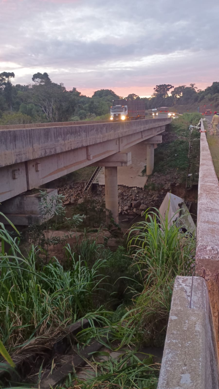 MOTORISTA MORRE APÓS CAMINHÃO CARREGADO COM FRANGO CAIR DE PONTE NA BR-376