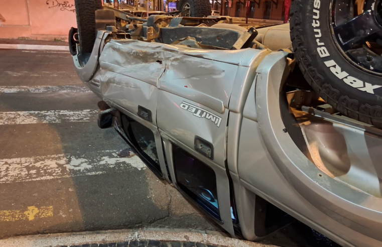 COLISÃO ENTRE VEÍCULOS TERMINA EM CAPOTAMENTO NO CENTRO