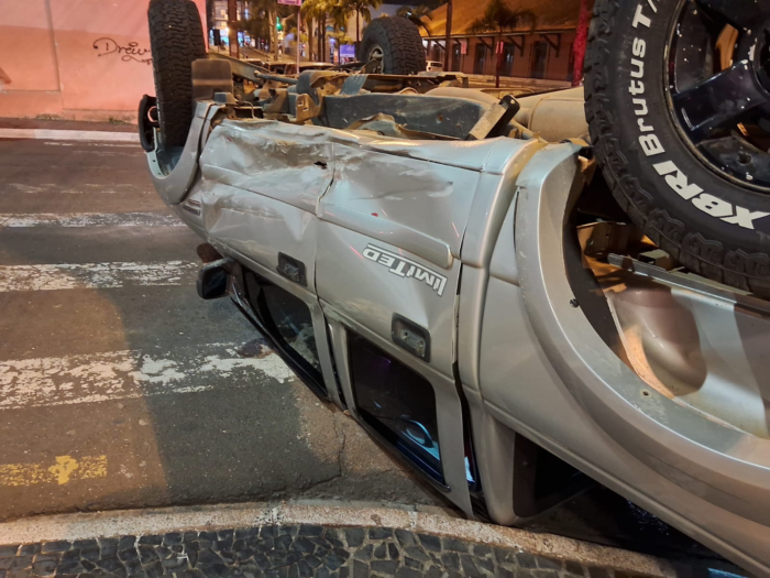COLISÃO ENTRE VEÍCULOS TERMINA EM CAPOTAMENTO NO CENTRO