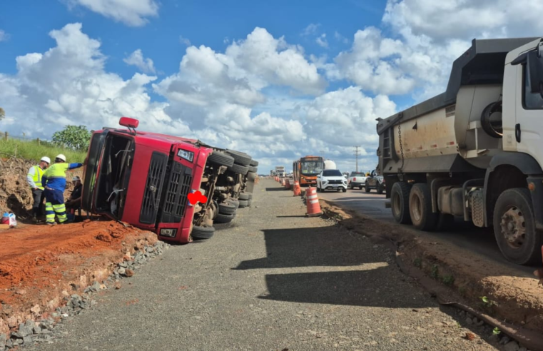 TOMBAMENTO NA PR-151 DEIXA CONDUTOR FERIDO