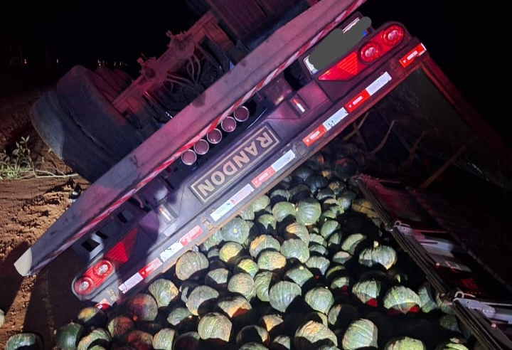 ACIDENTE NA PR-151 DEIXA MOTORISTA FERIDO E CARGA DE ABÓBORAS ESPALHADA PELA PISTA