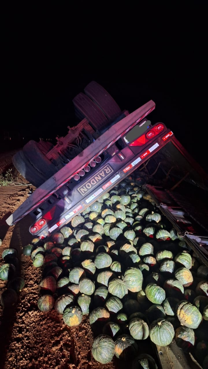 ACIDENTE NA PR-151 DEIXA MOTORISTA FERIDO E CARGA DE ABÓBORAS ESPALHADA PELA PISTA