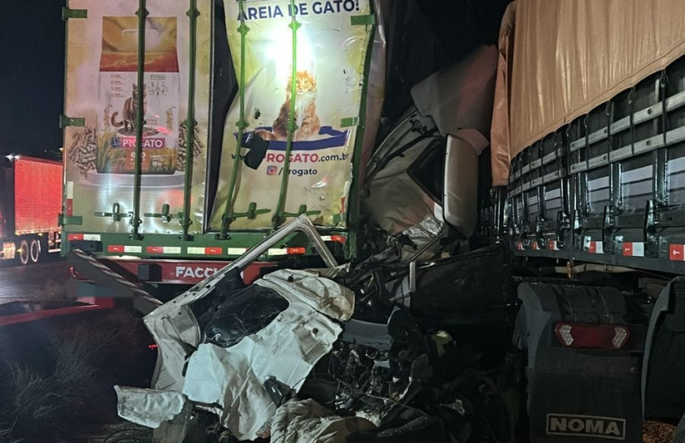 TRAGÉDIA NA BR-376: ENGAVETAMENTO ENTRE CAMINHÕES DEIXA UM MORTO E DOIS FERIDOS EM PONTA GROSSA